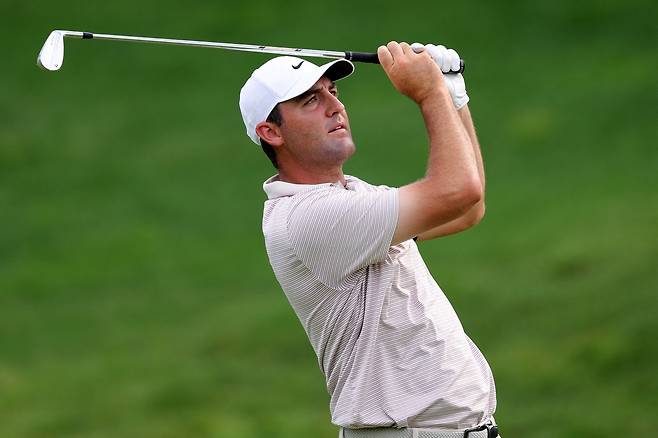 18번 홀에서 아이언 샷을 날리고 있는 스코티 셰플러. [사진=게티이미지]