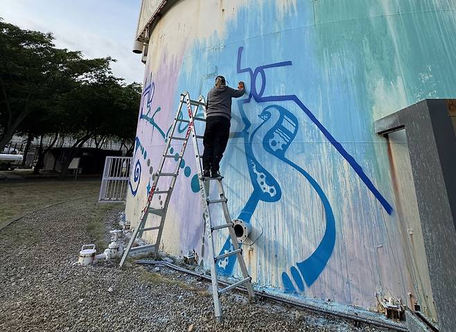 그래피티 작업 중인 무사71