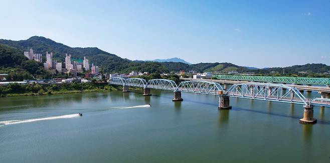 올해로 건립 120주년을 맞는 ‘왜관철교’ 모습.[칠곡군 제공]