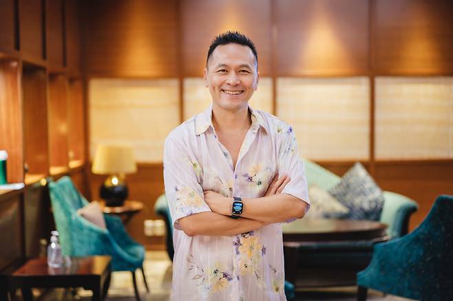 타이완 천쓰홍 작가가 19일 서울 강남구 삼성동 오크우드프리미어호텔 코엑스에서 인터뷰 기념촬영을 하고 있다. [민음사]