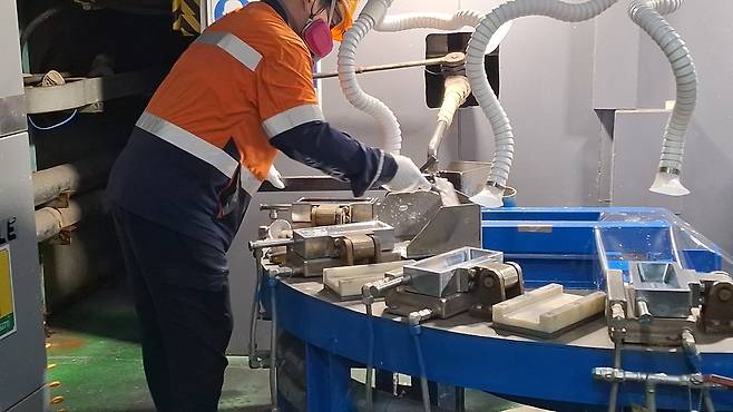 온산제련소 작업자가 인듐을 주조하고 있다. [김성우 기자]