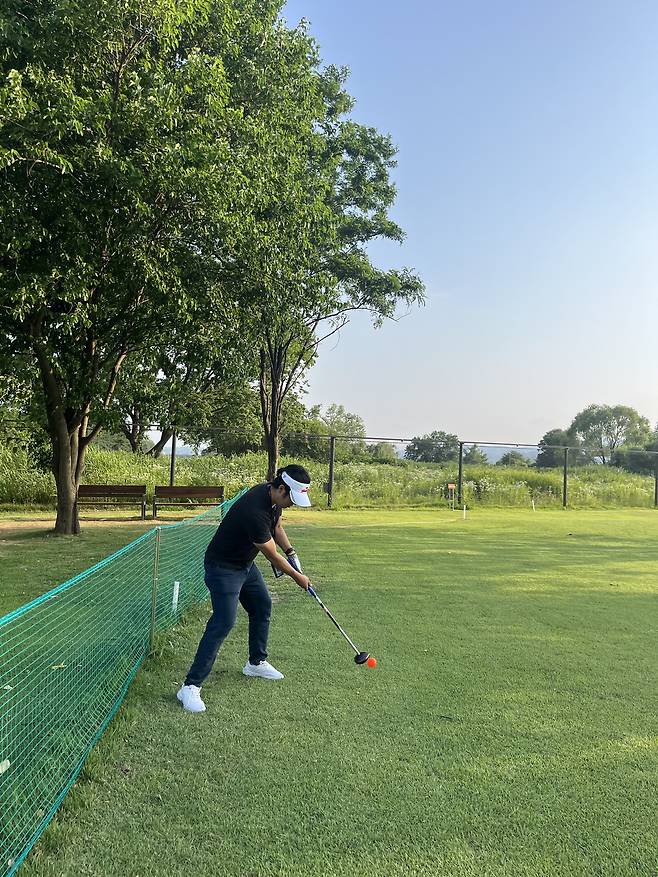 본지 기자가 탄천파크골프장에서 스윙을 하고 있다.