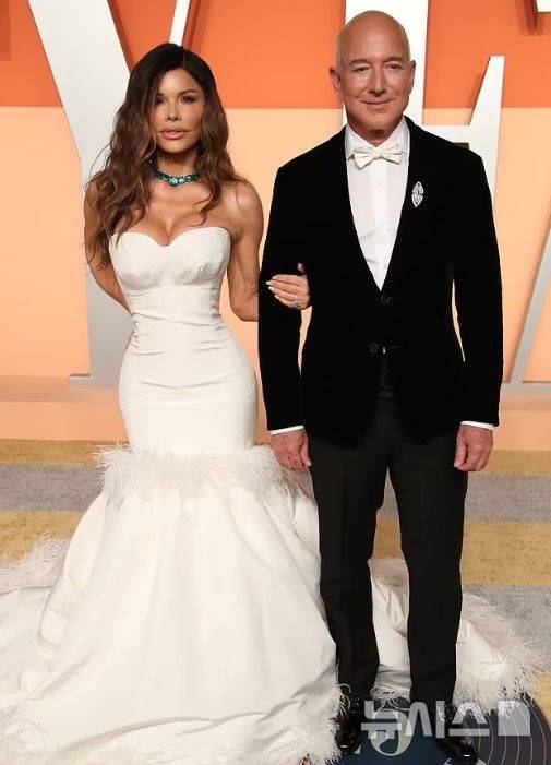 [서울=뉴시스] 로렌 산초스와 제프 베이조스 (사진=데일리메일)