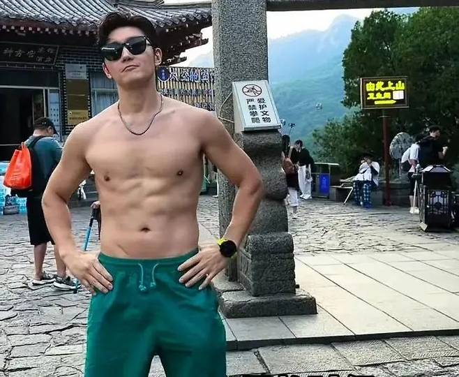 [뉴시스]16일(현지 시간) 중국 연예매체 소후연예에 따르면 배우 사원정(史元庭)은 타이산에서 등산 동행 아르바이트를 하며 수입을 얻고 있다. (사진=소후연예) 2025.6.19 *재판매 및 DB 금지