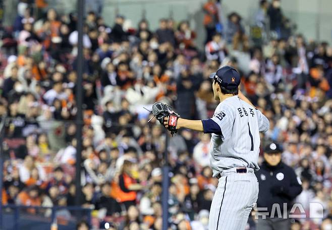 [서울=뉴시스] 김진아 기자 = 지난 3월27일 오후 서울 송파구 잠실야구장에서 열린 2025 KBO리그 한화 이글스와 LG 트윈스의 경기, 5회말 한화 문동주가 무실점으로 수비를 마친 뒤 포효하고 있다. 2025.03.27. bluesoda@newsis.com