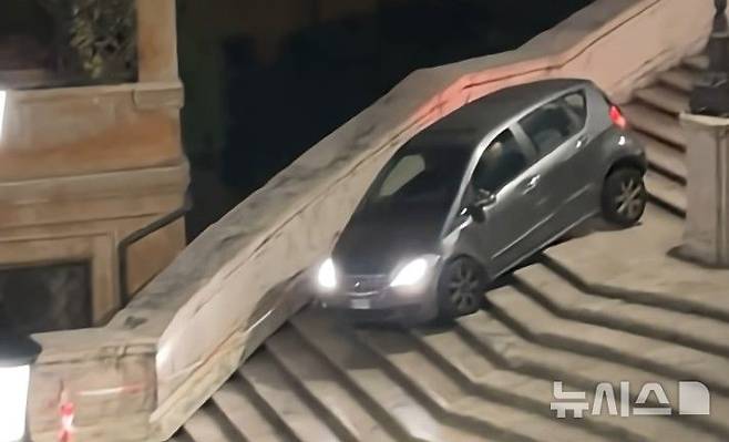 이탈리아 로마의 관광 명소 '스페인 계단(Spanish Steps·Scalinata di Trinità dei Monti)' 위를 차량으로 주행한 80대 노인이 현지 경찰에 붙잡혔다. 운전자는 새벽 출근 중에 길을 잘못 들어섰다고 진술한 것으로 알려졌다. 검사 결과 술이나 약물에 취한 상태는 아니었던 것으로 확인됐다. 경찰은 해당 남성을 입건하고 정확한 경위를 조사 중이다. 출처 : @La Vita di Sowad *재판매 및 DB 금지