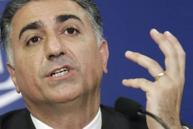 [AP/뉴시스] 2006년 6월 7일 이란 왕정 시절의 레자 팔레비 전 왕세자가 파리에서 기자회견을 하고 있다.2025.06.20. *재판매 및 DB 금지