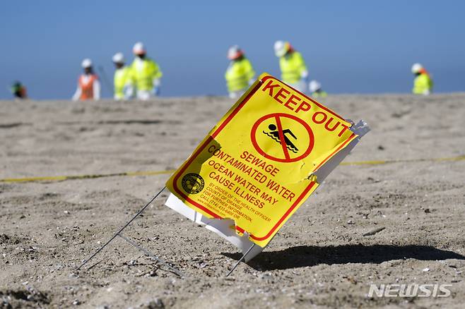 [헌팅턴비치=AP/뉴시스] 미 캘리포니아주  보호복을 입은 작업자들이 해상 유조선에서 유출된 기름을 제거하는 동안 해변 출입을 금하는 안내판이 세워져 있다.  캘리포니아주 리치먼드 해역에서는 6월 19일 에콰도르 아마존 지역의 원주민들이 정부의 원유개발사업에 앞서 해상 시위를 벌이자 주 의회가 원유수입계획을 재검토하기로 하는 등 아마존의 환경보호에 나섰다.  2025.06.20.