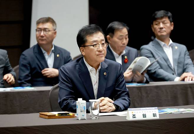 [대전=뉴시스] 조명휘 기자 = 조원휘 대전시의회 의장이 19일 전라남도의회 주관으로 여수소노캄호텔에서 열린 2025년 대한민국시도의회의장협의회 제4차 임시회에 참석해 토론을 준비하고 있다. (사진= 대전시의회 제공) 2025.06.20. photo@newsis.com    *재판매 및 DB 금지