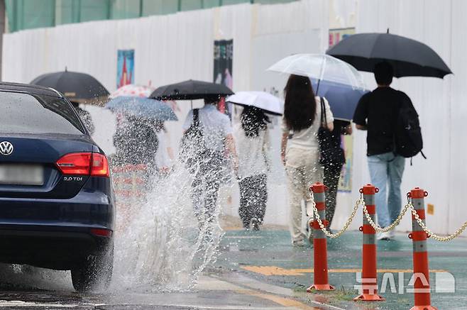 [서울=뉴시스] 권창회 기자 = 본격적인 장마가 시작된 20일 오전 서울 종로구청 인근에서 시민들이 우산을 쓰고 출근하고 있다. 2025.06.20. kch0523@newsis.com