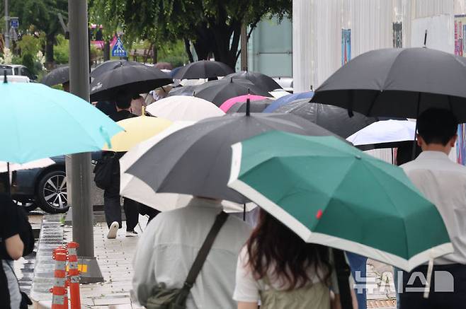 [서울=뉴시스] 권창회 기자 = 본격적인 장마가 시작된 20일 오전 서울 종로구청 인근에서 시민들이 우산을 쓰고 출근하고 있다. 2025.06.20. kch0523@newsis.com
