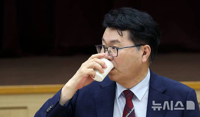 [세종=뉴시스] 강종민 기자 = 이한주 국정기획위원장이 지난 19일 오후 세종시 정부세종컨벤션센터에서 열린 고용노동부 업무보고에서 모두발언을 마친 뒤 물을 마시고 있다. 2025.06.19. ppkjm@newsis.com