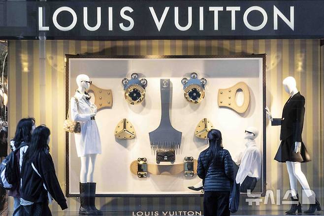 [서울=뉴시스] 김근수 기자 = 15일 서울 시내의 한 백화점 루이비통 매장 앞으로 시민이 지나가고 있다. 프랑스 명품 브랜드 루이비통(Louis Vuitton)이 국내에서 판매하는 일부 가방 제품의 가격을 3%가량 인상했다. 대표 상품인 알마BB(모노그램) 가격은 260만원에서 268만원으로 약 3% 올랐으며, 알마BB(에피) 가격은 277만원에서 285만원으로 약 2.8% 인상됐다. 2025.04.15. ks@newsis.com