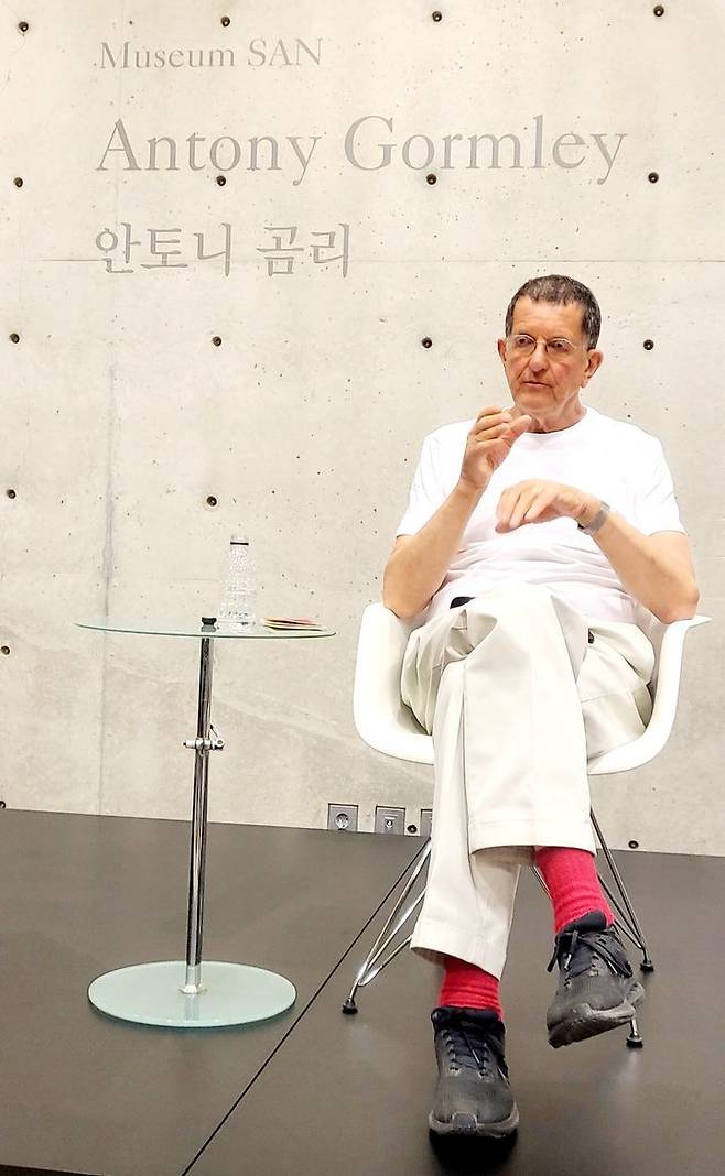 [사진=박현주 미술전문기자] 19일 안토니 곰리가 뮤지엄 산에서 한국기자들과 간담회를 열고 있다. 흰 패션에 빨간 양말이 인상적이다. 2025.06.19 hyun@newsis.com  *재판매 및 DB 금지