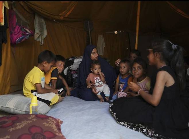 [가자지구=AP/뉴시스] 6일 가자지구 칸 유니스의 한 난민 캠프에 어린이들이 모여 앉아 있다.2025.06.20. *재판매 및 DB 금지