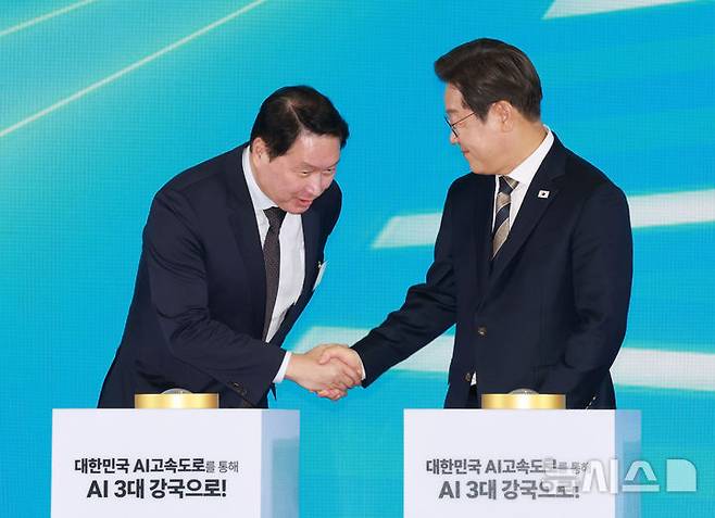 [울산=뉴시스] 고범준 기자 = 이재명 대통령이 20일 울산전시컨벤션센터에서 열린 울산 AI데이터센터 출범식에서 세리머니를 한 뒤 최태원 SK그룹 회장과 악수하고 있다. 2025.06.20. bjko@newsis.com