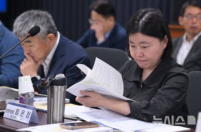 [서울=뉴시스] 김명원 기자 = 국정기획위원회 정치행정분과 전문위원을 맡은 임은정 대전지검 부장검사가 20일 오전 서울 종로구 정부서울청사 창성동 별관에서 열린 검찰청 업무보고에서 자료를 살피고 있다. (공동취재) 2025.06.20. photo@newsis.com