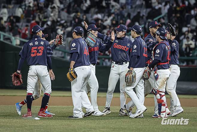 [서울=뉴시스] 프로야구 롯데 자이언츠 선수들이 25일 인천 SSG랜더스필드에서 열린 2025 신한 쏠뱅크 KBO리그 SSG 랜더스와의 경기에 승리를 확정한 뒤 환호하고 있다. (사진=롯데 자이언츠 제공) 2025.03.25. *재판매 및 DB 금지