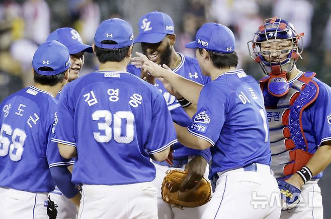 [서울=뉴시스] 최동준 기자 = 1일 서울 송파구 잠실야구장에서 열린 2025 KBO리그 삼성 라이온즈와 LG 트윈스의 경기, 6-4로 승리한 삼성 선수들이 기뻐하고 있다. 2025.06.01. photocdj@newsis.com