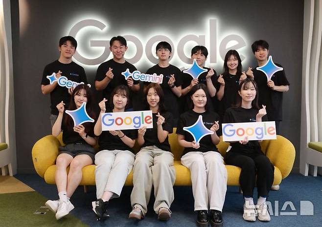 [서울=뉴시스] 구글코리아는 20일 오전 서울 강남구 구글코리아 사무실에서 AI 워크숍을 열었다. 사진은 Z세대의 눈으로 바라본 AI의 무한한 가능성과 제미나이를 알리는 홍보 영상을 제작하는 '2025 AI 챌린지'에 참여한 연세대 학생들 (사진=구글코리아 제공)
