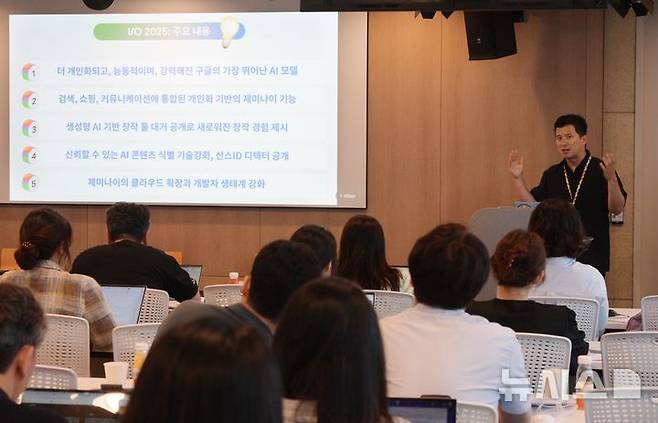 [서울=뉴시스] 구글코리아는 20일 오전 서울 강남구 구글코리아 사무실에서 AI 워크숍을 열었다. 최신 AI 내용을 김기환 구글코리아 매니저가 발표하고 있다. (사진=구글코리아 제공)