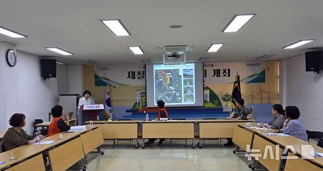 [포항=뉴시스] 송종욱 기자 = 경북 포항시는 'APEC 정상회의'를 앞두고 포항경주공항 안전 확보를 위해 인근 인덕산 나무 제거·관리로 안전 확보를 위한 주민 설명회를 열었다. 사진은 20일 제철동행정복지센터에서 열린 주민 설명회 모습. (사진=포항시 제공) 2025.06.20. photo@newsis.com