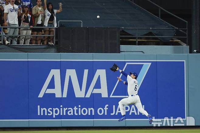 [서울=뉴시스] 미국 메이저리그(MLB) LA 다저스의 김혜성이 20일(한국 시간) 미국 캘리포니아주 로스앤젤레스의 다저스타디움에서 열린 샌디에이고 파드리스와의 2025 MLB 경기에서 수비를 펼치고 있다. 2025.06.20.