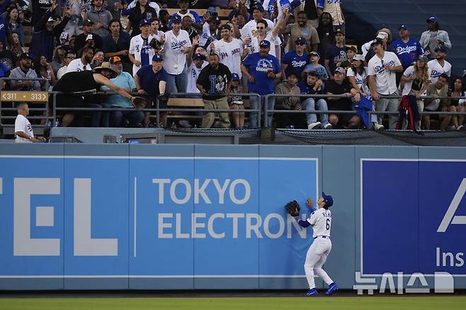 [로스앤젤레스=AP/뉴시스] LA 다저스 중견수 김혜성이 19일(현지 시간) 미 캘리포니아주 로스앤젤레스 다저 스타디움에서 열린 2025 메이저리그 샌디에이고 파드리스와 경기 2회 초 잰더 보가츠의 1점 홈런 타구를 바라보고 있다. 김혜성은 4타수 1안타 1타점 1삼진을 기록했고 다저스는 3-5로 패했다. 2025.06.20.