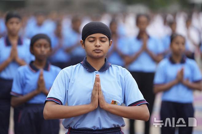 [하이데라바드=AP/뉴시스] 20일(현지 시간) 인도 하이데라바드 랄 바후두르 스타디움에서 제11회 UN세계요가의 날을 하루 앞두고 시민들이 요가 연습을 하고 있다. 2025.06.20.