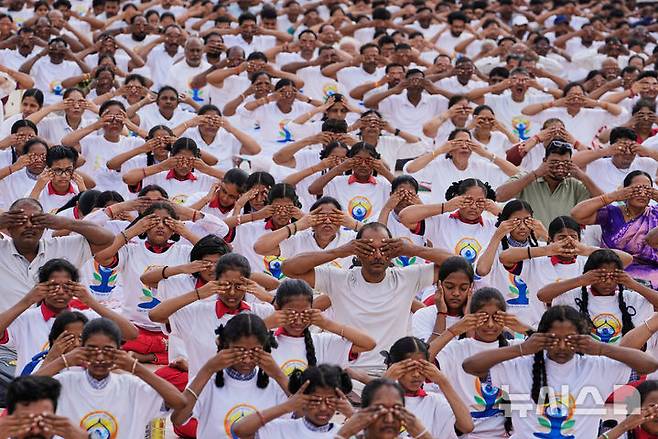 [하이데라바드=AP/뉴시스] 20일(현지 시간) 인도 하이데라바드 랄 바후두르 스타디움에서 제11회 UN세계요가의 날을 하루 앞두고 시민들이 요가 연습을 하고 있다. 2025.06.20.