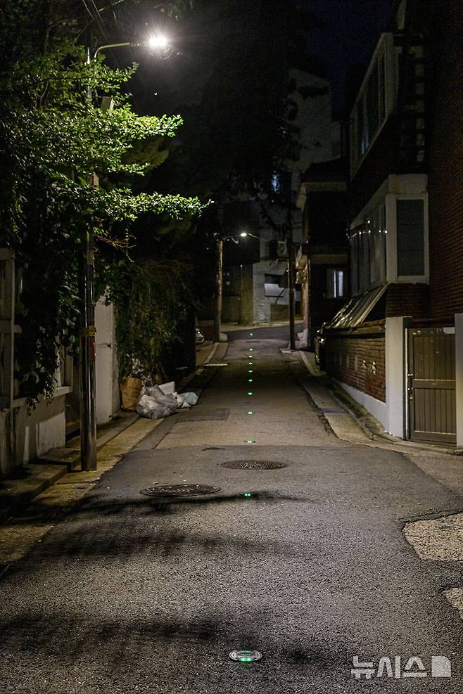 [서울=뉴시스]양천구 주택가 골목길 밝히는 바닥조명.