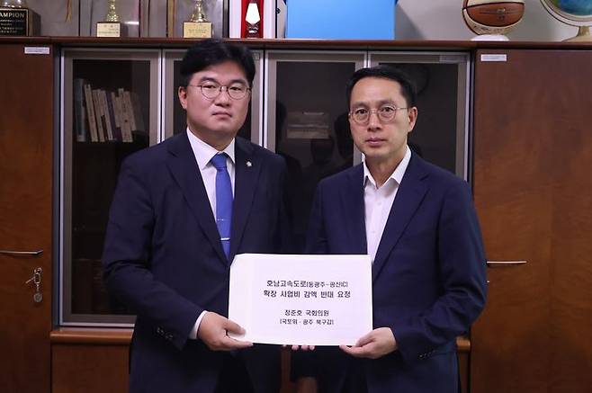 [광주=뉴시스] 더불어민주당 정준호 의원(광주 북구갑·왼쪽)이 지난 19일 정부 세종청사 국토교통부에서 문성요 기획조정실장을 만나 호남고속도로 확장 사업 예산 감액 반대 요청서를 전달하고 있다. (사진=정준호 의원실 제공) photo@newsis.com  *재판매 및 DB 금지