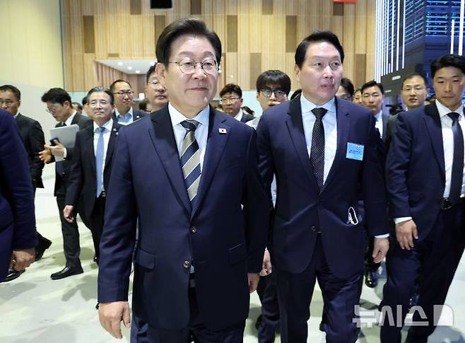 [울산=뉴시스] 고범준 기자 = 이재명 대통령과 최태원 SK그룹 회장이 20일 울산전시컨벤션센터에서 열린 울산 AI데이터센터 출범식에 참석하고 있다. 2025.06.20. bjko@newsis.com