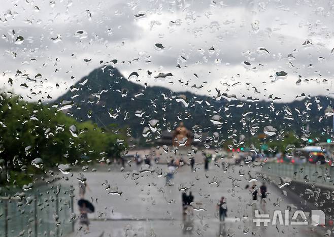 [서울=뉴시스] 조성우 기자 = 장마가 시작된 20일 오전 서울 광화문광장 시설물 유리에 빗물이 맺혀 있다. 2025.06.20. xconfind@newsis.com