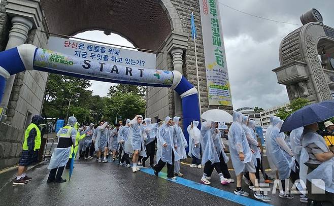 [의정부=뉴시스] 송주현 기자 = 20일 오후 경기 의정부시 경민대학교와 반환 미군기지 캠프 레드클라우드(CRC) 일대에서 '2025 의정부 워킹 페스타! 보go! 걷go! 뛰go!' 행사가 열리고 있다. 2025.06.20 atia@newsis.com