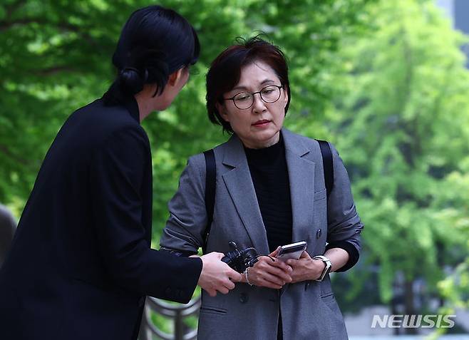 [서울=뉴시스] 김근수 기자 = 법원이 이상직 전 더불어민주당 의원을 중소벤처기업진흥공단(중진공) 이사장으로 임명하라고 지시한 혐의를 받는 조현옥 전 청와대 인사수석의 재판에 조국 전 조국혁신당 대표와 임종석 전 대통령 비서실장을 증인으로 부를 계획이다. 사진은 조현옥 전 청와대 인사수석비서관이 지난해 4월 29일 서울 서초구 서울중앙지법에서 열린 문재인 정부의 '산업부 블랙리스트' 의혹 직권남용 혐의 관련 1차 공판에 출석하는 모습. 2024.04.29. ks@newsis.com