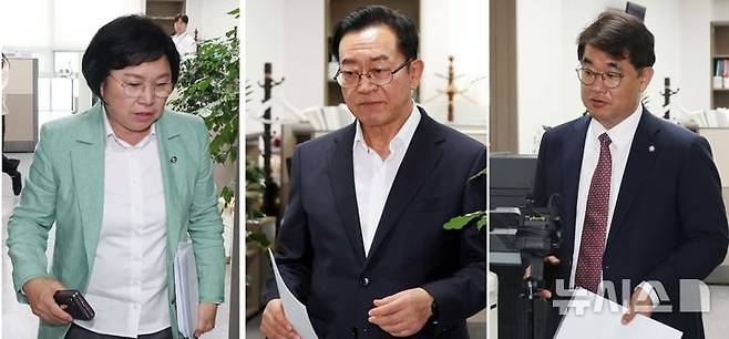 [서울=뉴시스] 조성봉 기자= 김민석 국무총리 후보자 인사청문특별위원회 위원장인 이종배 국민의힘 의원을 비롯한 여야 간사가 17일 오후 서울 여의도 국회 의원회관에서 회의를 마치고 밖으로 나서고 있다. 여야는 오는 24, 25일 이틀 간 인사청문회를 진행하기로 합의했다. 왼쪽 사진부터 김현 더불어민주당 간사, 이 위원장, 배준영 국민의힘 간사. 2025.06.17. suncho21@newsis.com