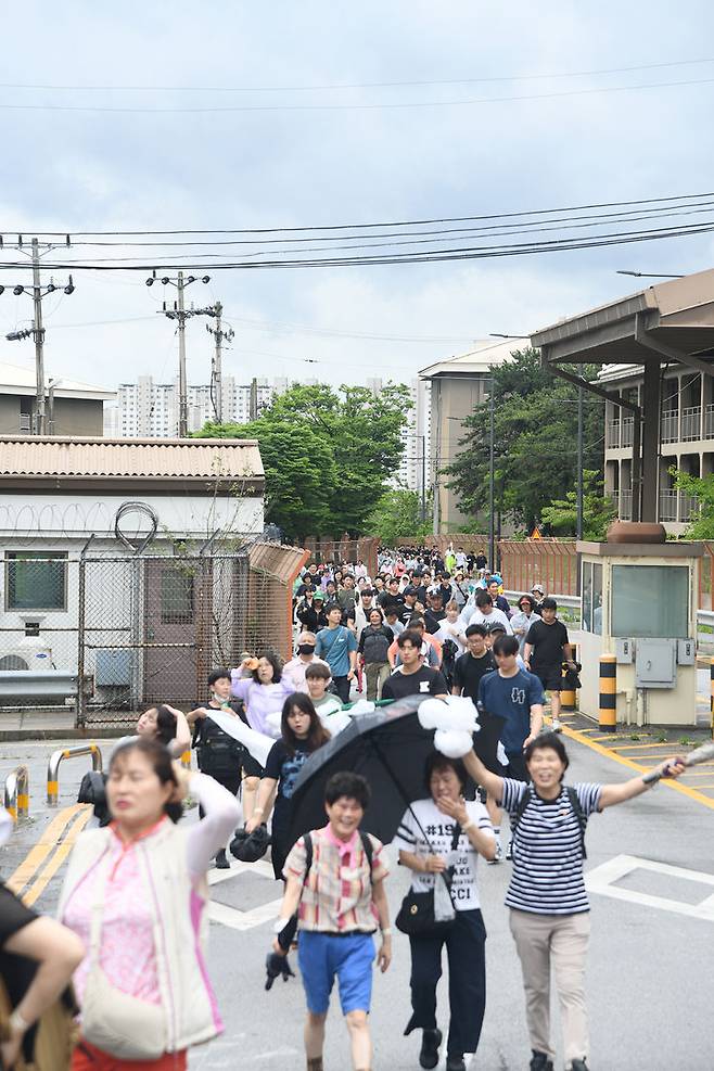 [의정부=뉴시스] 20일 오후 경기 의정부시 경민대학교와 반환 미군기지 캠프 레드클라우드(CRC) 일대에서 열린 '2025 의정부 워킹 페스타! 보go! 걷go! 뛰go!' 행사 참석자들이 CRC 내부를 걷고 있다. (사진=의정부시 제공) 2025.06.20 photo@newsis.com   *재판매 및 DB 금지