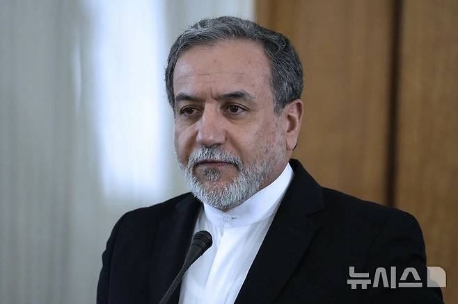 [테헤란(이란)=AP/뉴시스]아바스 아라그치 이란 외무장관의 지난 2월 사진으로 투르크메니스탄 외무장관과 합동 기자회견 모습.  2025.04.08.