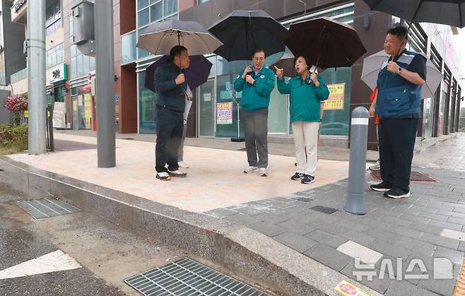 [과천=뉴시스] 신계용 시장(사진 왼쪽에서 세번째)이 송영석 LH의왕과천사업본부장과 배수로를 점검하고 있다. (사진=과천시 제공).
