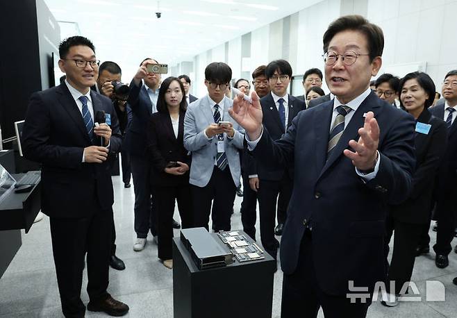 [울산=뉴시스] 고범준 기자 = 이재명 대통령이 20일 울산전시컨벤션센터에서 열린 AI글로벌 협력 기업 간담회에서 AI제품 및 서비스 시연회에서 발언하고 있다. 2025.06.20. bjko@newsis.com