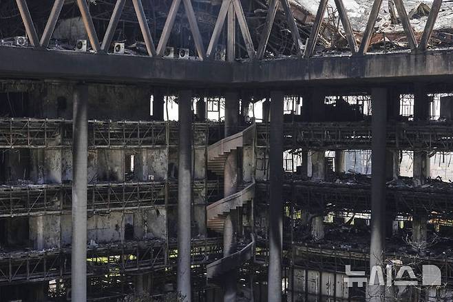 [테헤란(이란)=AP/뉴시스]19일 이란 테헤란의 국영방송 IRIB가 이스라엘의 공습으로 건물 뼈대만 남은 채 파손돼 있다. 이스라엘군(IDF)은 20일 25대 이상의 이스라엘 전투기들이 이란 서부 타브리즈와 케르만샤 지역의 미사일 저장 및 발사시설 35곳 이상을 공격, 파괴했다고 밝혔다. 2025.06.20.