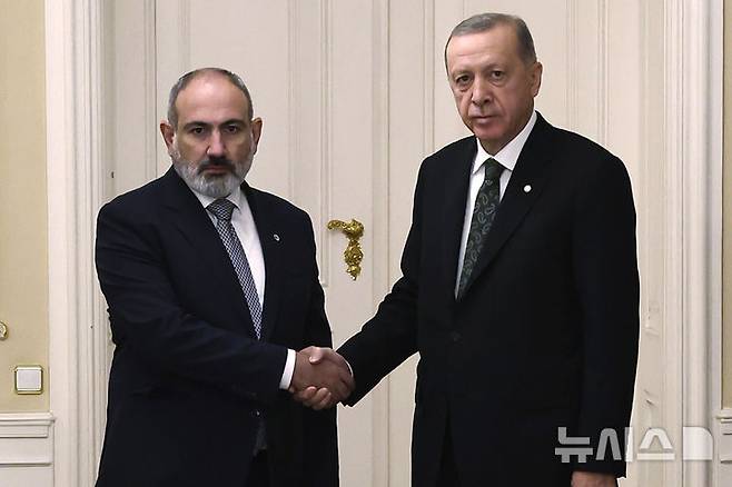 [AP/뉴시스] 2022년 10월 자료 사진ㅇ느로 체코공화국 프라하 성에서 튀르키예의 에르도안 대통령(오른쪽)과 아르메니아의 파시니안 총리가 악수 포즈를 취하고 있다