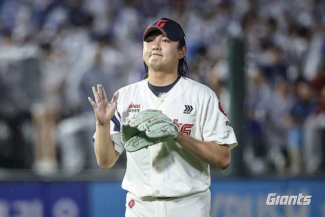 [서울=뉴시스] 프로야구 롯데 자이언츠 정철원이 20일 부산 사직구장에서 열린 2025 신한 쏠뱅크 KBO리그 삼성 라이온즈와의 경기에 불펜으로 등판해 호투를 펼친 뒤 마운드를 내려가고 있다. (사진=롯데 자이온츠 제공) 2025.06.20. *재판매 및 DB 금지