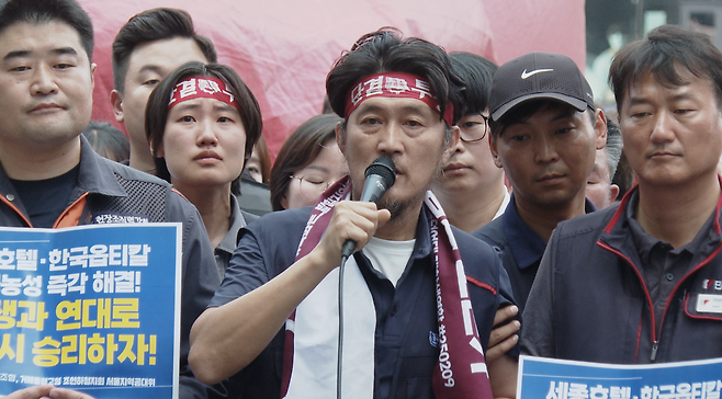 김형수 지회장이 19일 고공농성을 중단 기자회견을 하고 있다. 그의 왼편에는 매일 고공농성장을 지켰던 ‘말벌’ 동지가 함께 서 있다