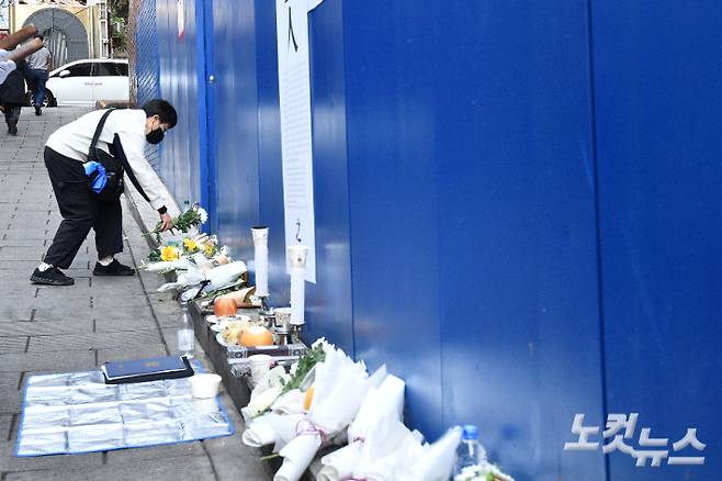 서울 용산구 이태원 참사 현장에 시민들의 추모 발길이 이어지고 있다. 류영주 기자