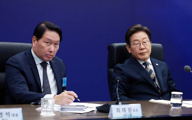 이재명 대통령과 최태원 SK 그룹 회장이 20일 울산전시컨벤션센터에서 열린 인공지능(AI) 글로벌 협력 기업 간담회에서 참석자 발언을 듣고 있다. 연합뉴스