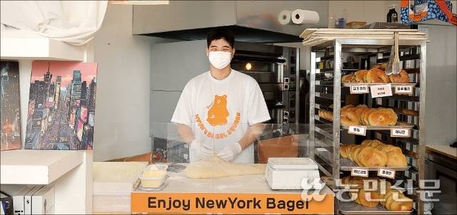 경기 화성 동탄역 인근의 ‘현스베이글스퀘어’ 사장 김재현씨. 미국 뉴욕에서 유학하던 시절 배운 비법으로 매일 에브리싱 베이글을 굽는다. 화성=김원철 프리랜서 기자