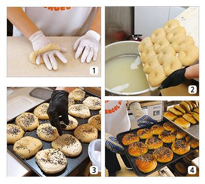 1) 베이글 반죽을 동그란 고리 모양으로 성형하는 모습. 2) 저온 숙성한 반죽을 30초간 빠르게 데쳐낸다. 3)데친 반죽 위에 에브리싱 베이글 토핑(참깨, 검은깨, 말린 마늘과 양파 부스러기 등)을 올린다. 4) 20여분간 오븐에 구워내면 고소한 냄새를 풍기는 에브리싱 베이글 완성.