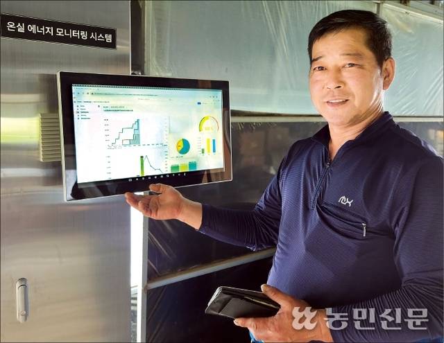 전남 담양에서 딸기를 재배하는 정재식씨가 온실 에너지 모니터링 시스템 ‘젬스’를 설명하고 있다.